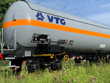 Gray tank car with orange stripe all around